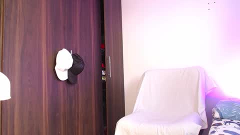 Independiente Model online show from 12.22.25