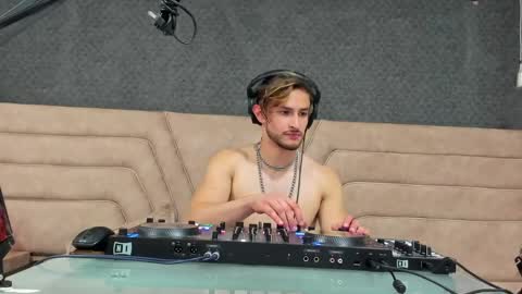 Axel  online show from 05.18.26