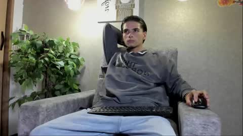 Snapshot of axel_wiliams chatting on 12.03.25 axel online show from 12.03.25