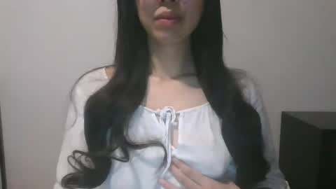 Snapshot of axuepetitt chatting on 12.18.24 axue online show from 12.18.24