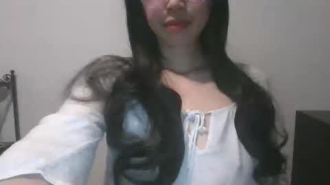 Snapshot of axuepetitt chatting on 12.21.24 axue online show from 12.21.24