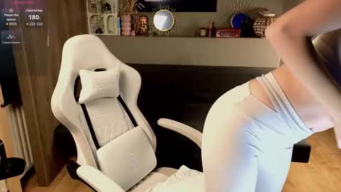 Snapshot of ayreenmoore chatting on 09.18.25 Ayreen Moore online show from 09.18.25