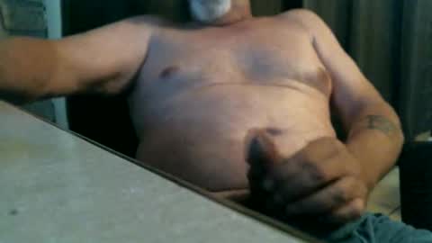 Snapshot of azjohnny chatting on 11.08.25 azjohnny online show from 11.08.25