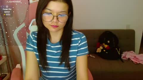 Snapshot of azu_chan chatting on 05.06.26 Azu online show from 05.06.26