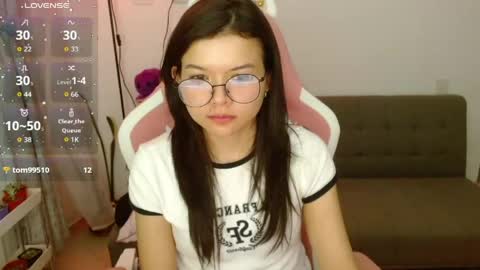 Snapshot of azu_chan chatting on 05.08.26 Azu online show from 05.08.26