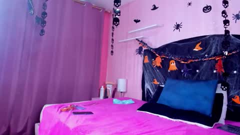 Snapshot of azul_moon chatting on 10.31.25 azul_moon online show from 10.31.25