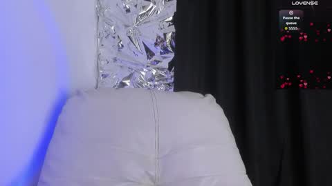 Queen B online show from 10.25.25