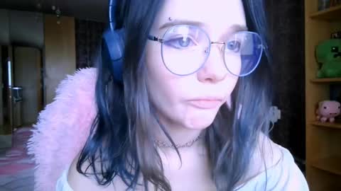 Snapshot of baby_onface chatting on 04.27.26 Alice online show from 04.27.26