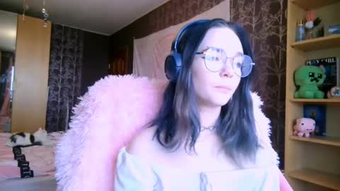 Snapshot of baby_onface chatting on 04.28.26 Alice online show from 04.28.26