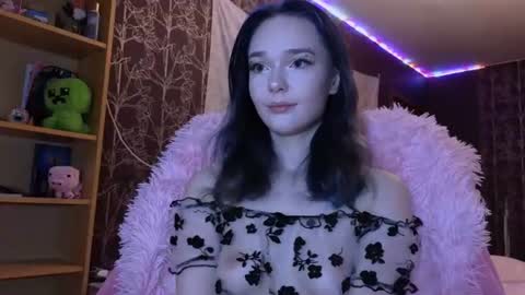 Snapshot of baby_onface chatting on 06.16.26 Alice online show from 06.16.26