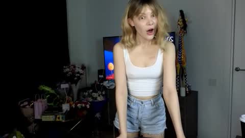 Snapshot of babydi_ chatting on 11.09.25 hiii honey im Diana 3 online show from 11.09.25