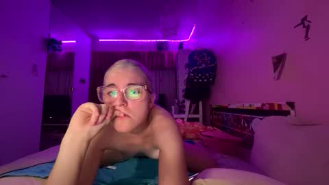 Snapshot of baddieprettypussy chatting on 04.18.26 baddieprettypussy online show from 04.18.26