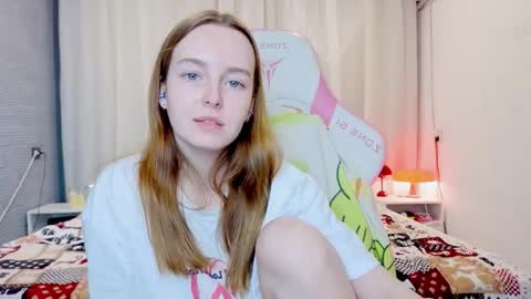 Snapshot of bae_cake_ chatting on 12.01.25 Alice online show from 12.01.25