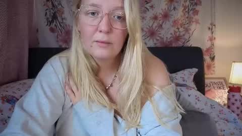 Snapshot of barbiegirl966 chatting on 09.16.25 barbiegirl966 online show from 09.16.25