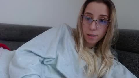 Snapshot of barelylegalblondy chatting on 04.27.26 Lena online show from 04.27.26
