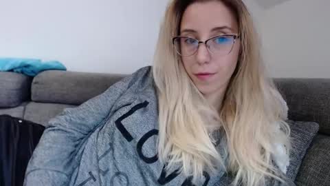 Snapshot of barelylegalblondy chatting on 05.04.26 Lena online show from 05.04.26