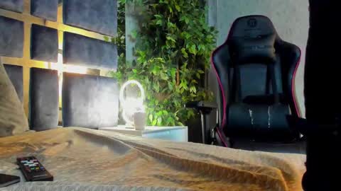 Bastian Independent Model online show from 11.02.25