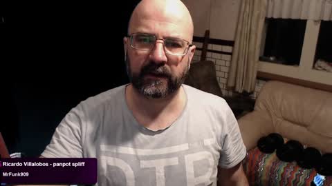 Snapshot of bazzz_8 chatting on 12.27.24 bazzz_8 online show from 12.27.24