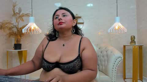 Snapshot of bbwcindyy chatting on 10.08.25 BBW Cindyy online show from 10.08.25