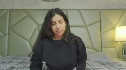 Snapshot of be_curiouss_ chatting on 12.16.25 Helena Evan online show from 12.16.25