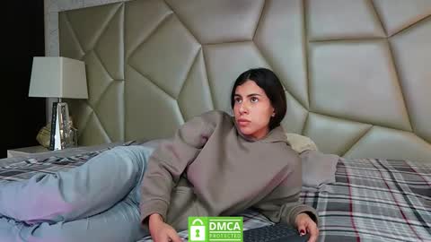 Snapshot of be_curiouss_ chatting on 12.20.25 Helena Evan online show from 12.20.25