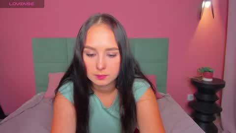 Snapshot of beatricereeves chatting on 09.18.25 Beatrice 3 online show from 09.18.25