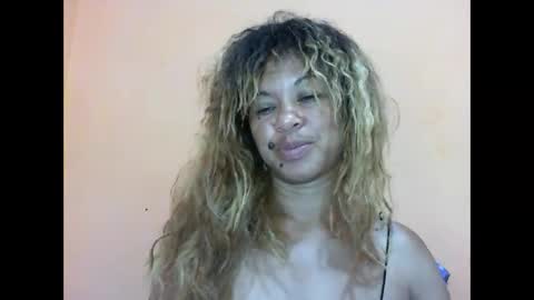 Snapshot of beaute_choco chatting on 01.14.25 Eva online show from 01.14.25