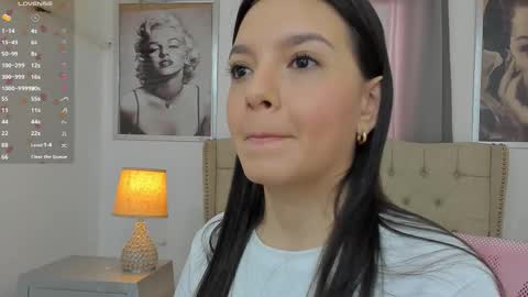 Snapshot of beautyari_ chatting on 11.04.25 Ariana Reyes online show from 11.04.25