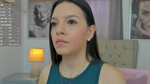 Snapshot of beautyari_ chatting on 11.08.25 Ariana Reyes online show from 11.08.25