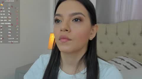 Snapshot of beautyari_ chatting on 11.18.25 Ariana Reyes online show from 11.18.25