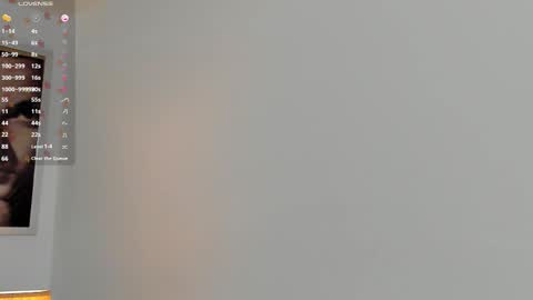 Snapshot of beautyari_ chatting on 11.21.25 Ariana Reyes online show from 11.21.25