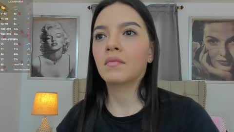 Snapshot of beautyari_ chatting on 11.25.25 Ariana Reyes online show from 11.25.25