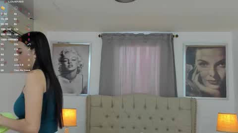 Snapshot of beautyari_ chatting on 11.26.25 Ariana Reyes online show from 11.26.25