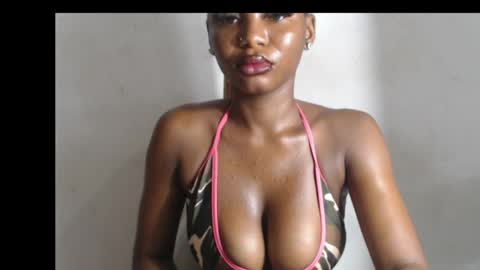 Snapshot of beautyslut1 chatting on 04.19.26 beautyslut1 online show from 04.19.26