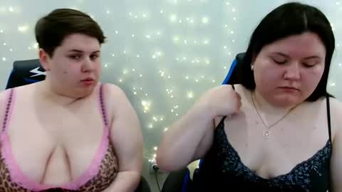 Snapshot of beckyandellen chatting on 05.03.26 BeckyAndEllen online show from 05.03.26