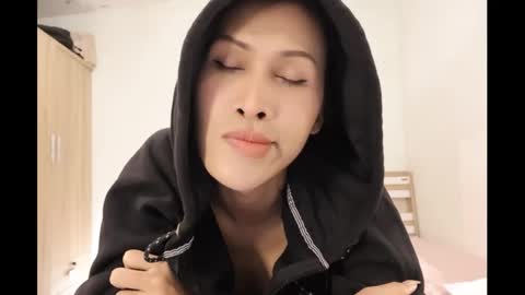 Snapshot of bee_thai chatting on 12.13.24 bee_thai online show from 12.13.24