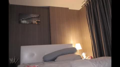 bee_thai online show from 12.18.25