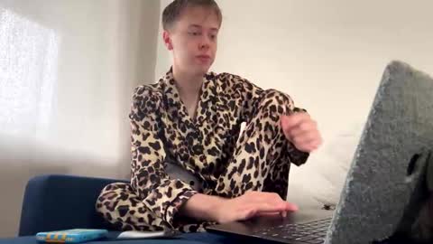 Snapshot of beeb0y chatting on 09.15.25 beeb0y online show from 09.15.25
