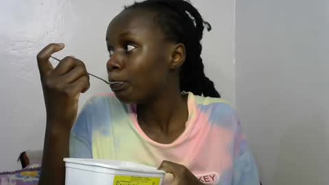 Snapshot of beeswee chatting on 01.30.25 beeswee online show from 01.30.25