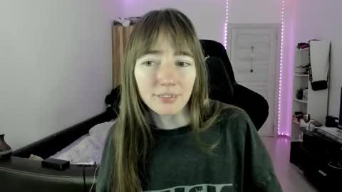 Snapshot of bekkareyes chatting on 12.17.25 bekka online show from 12.17.25