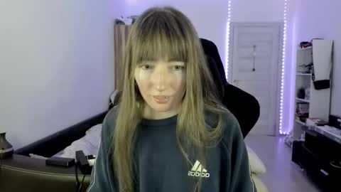 Snapshot of bekkareyes chatting on 12.21.25 bekka online show from 12.21.25