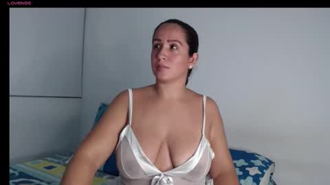 Snapshot of bela_hadid05 chatting on 10.02.25 hadid online show from 10.02.25