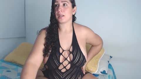 Snapshot of bela_hadid05 chatting on 10.12.25 hadid online show from 10.12.25