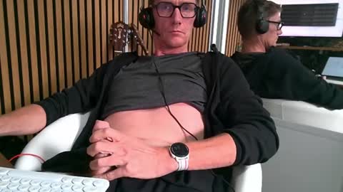 Snapshot of belami_france chatting on 10.21.25 SexFriendFrance online show from 10.21.25
