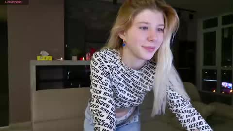 Snapshot of bella_amoury chatting on 03.10.25 Bella online show from 03.10.25