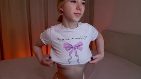 Snapshot of bella_amoury chatting on 06.20.26 Bella online show from 06.20.26
