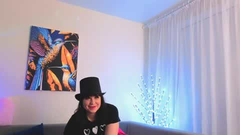 Snapshot of bella_hillss chatting on 04.30.26 Bella online show from 04.30.26