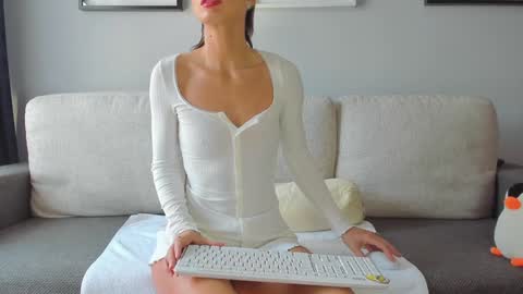 Snapshot of bella_hot77 chatting on 02.08.25 Anna online show from 02.08.25