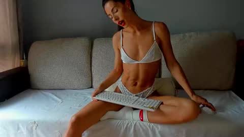 Snapshot of bella_hot77 chatting on 09.12.25 Anna online show from 09.12.25