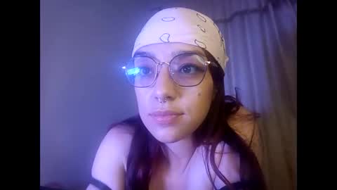 Snapshot of bella_mc chatting on 11.25.25 bella_mc online show from 11.25.25